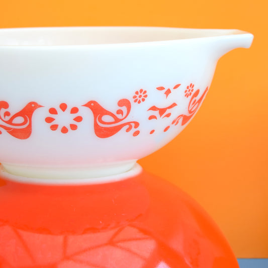 https://www.pineappleretro.co.uk/products/vintage-pyrex-glass-red-cinderella-bowl-pale-yellow-nesting-bowl?_pos=2&_sid=ecdf60e17&_ss=r
