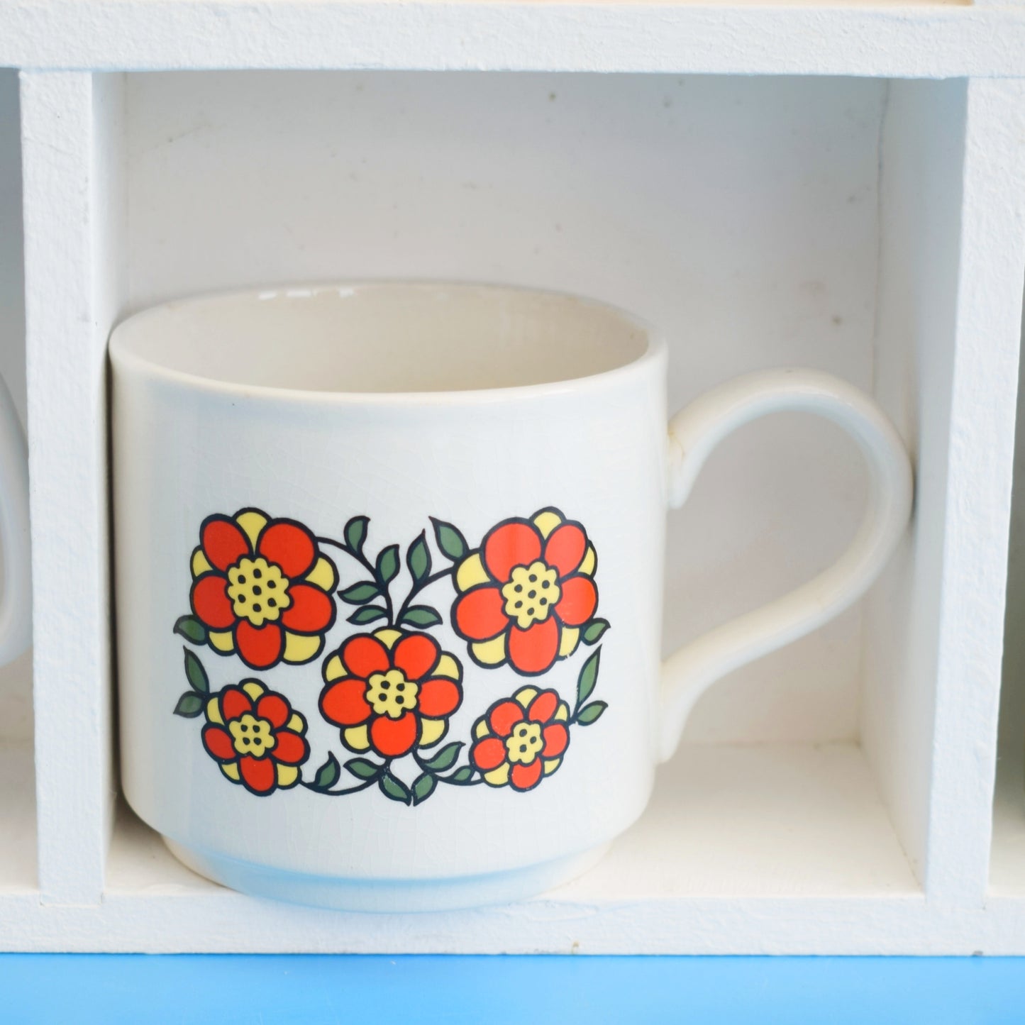 Vintage 1980s Display Unit / Shelves - Collections- Mugs?