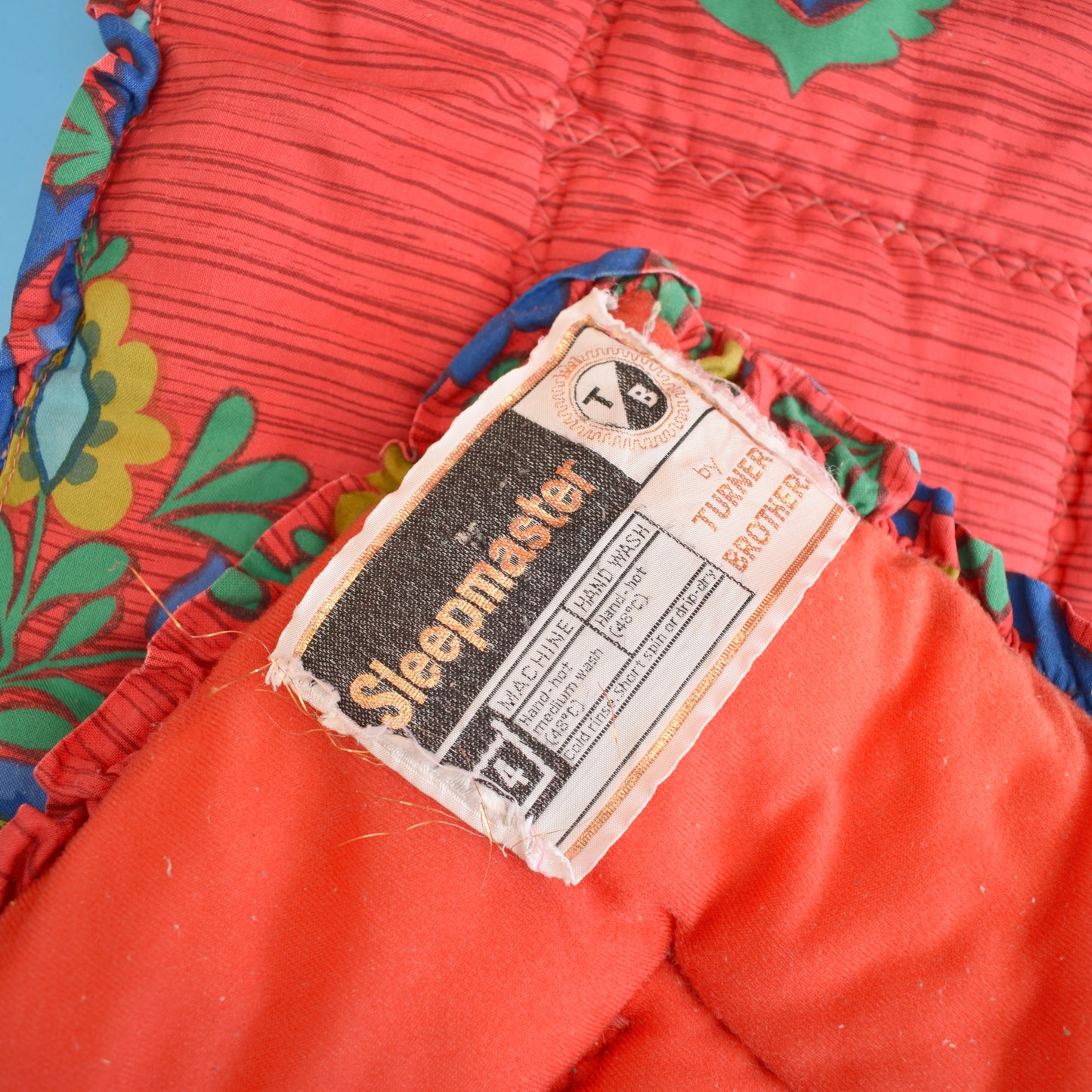 Vintage 1970s Eiderdown / Throw - Red Patterned