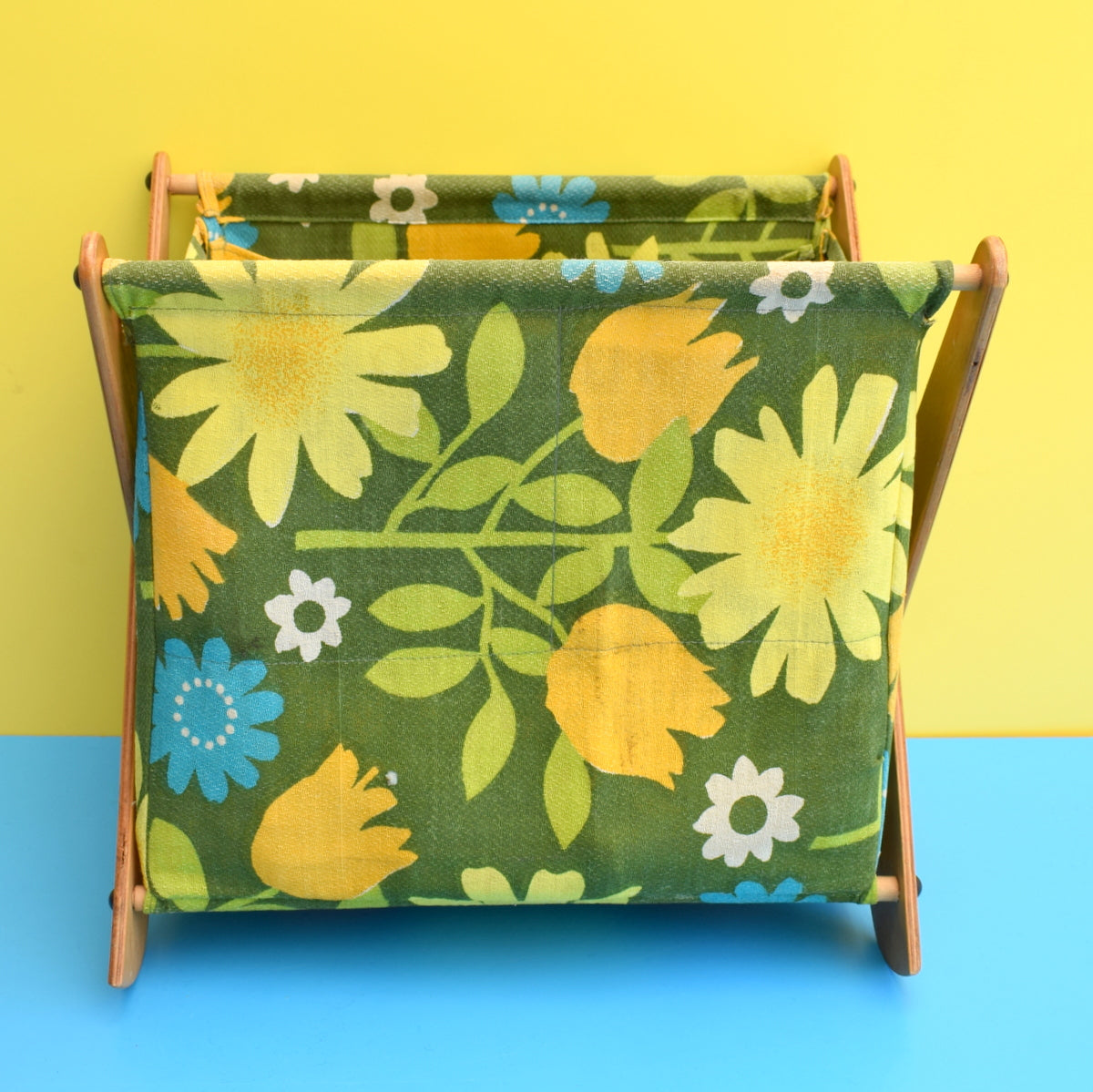 Vintage 1960s Knitting Storage / Mag Rack - Flower Power