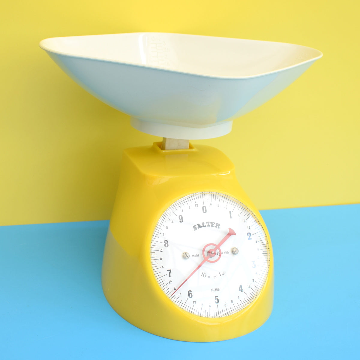 A set of vintage Salter Spring Balance No.50T 100lb scales, 46cm high x A set of vintage Salter Spring Balance No.50T 100lb scales, 46cm high x
