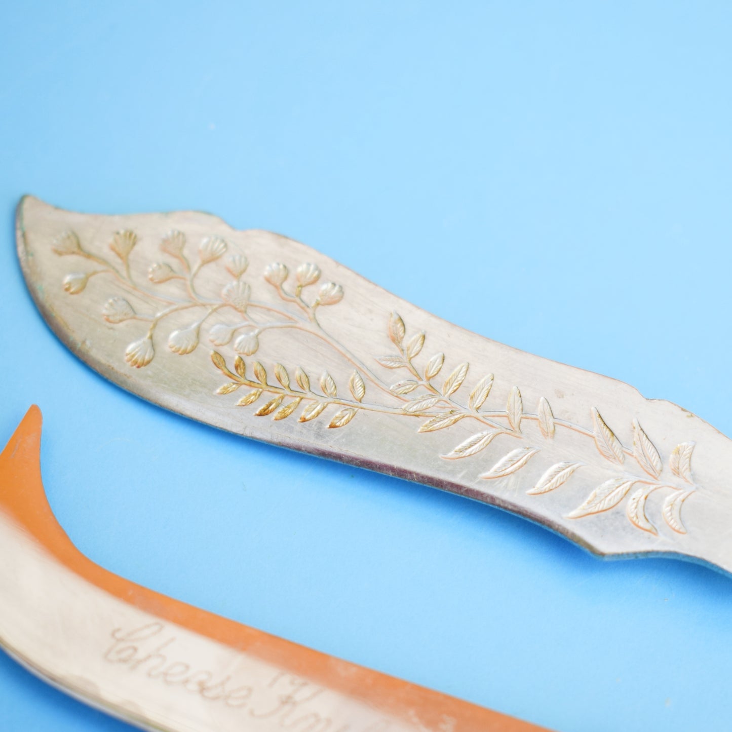Vintage 1960s Carved Butter & Cheese Knives by Vintage