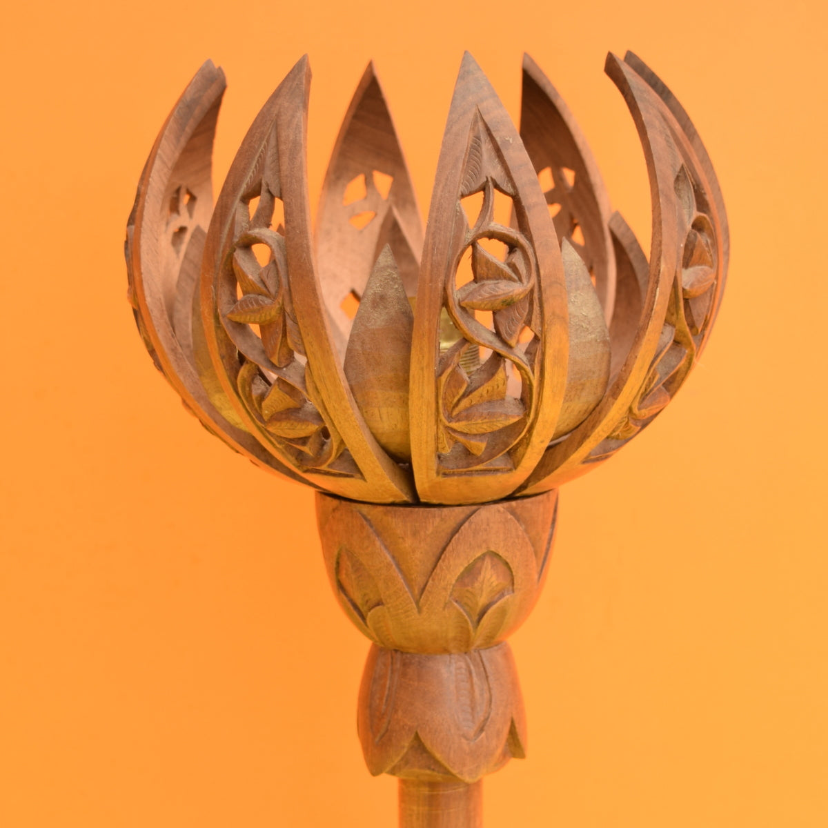Vintage 1950s Oriental Wooden Opening Flower Table Lamp 