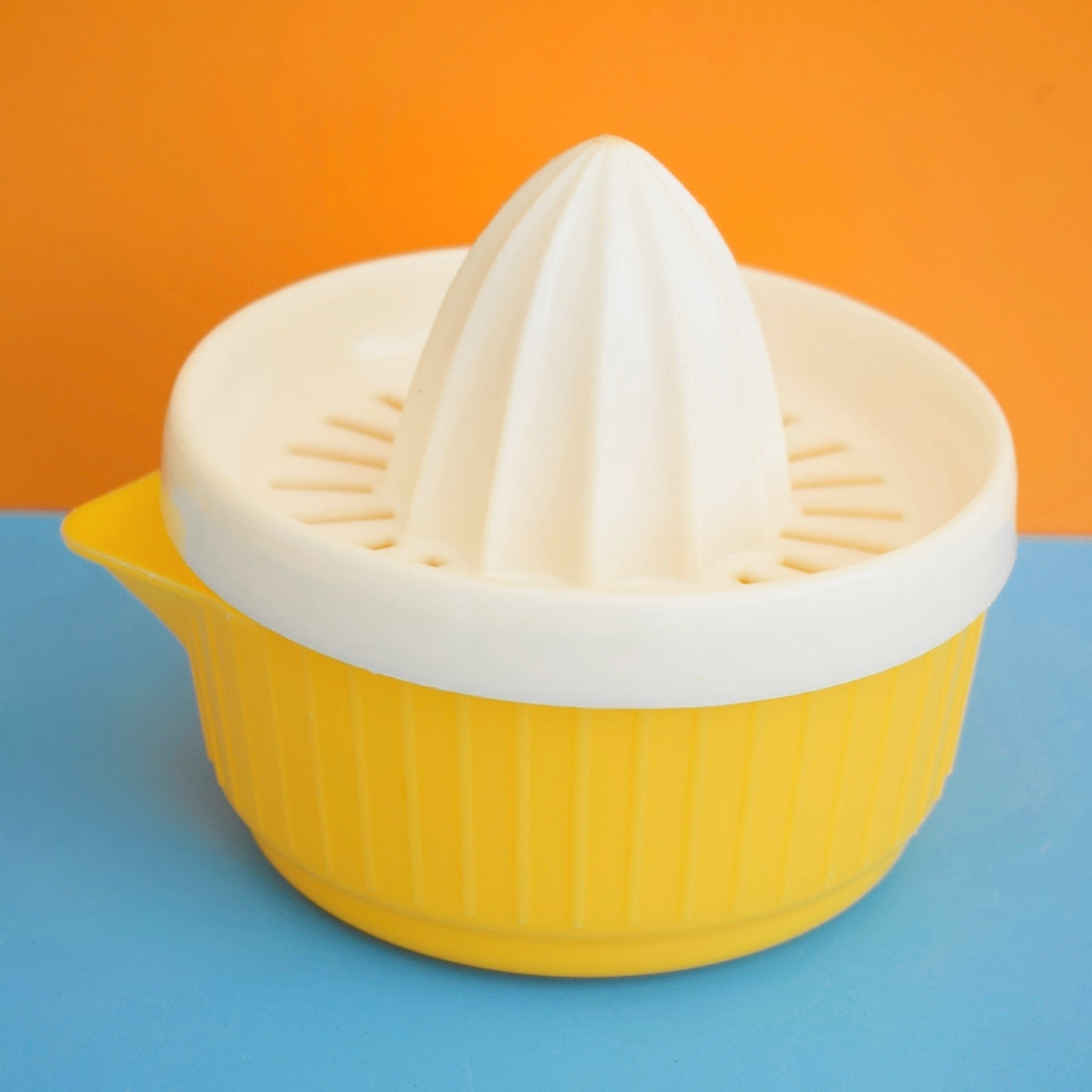 Vintage 1960s Lemon Juicer/ Jug - Yellow Plastic - Embee by Vintage