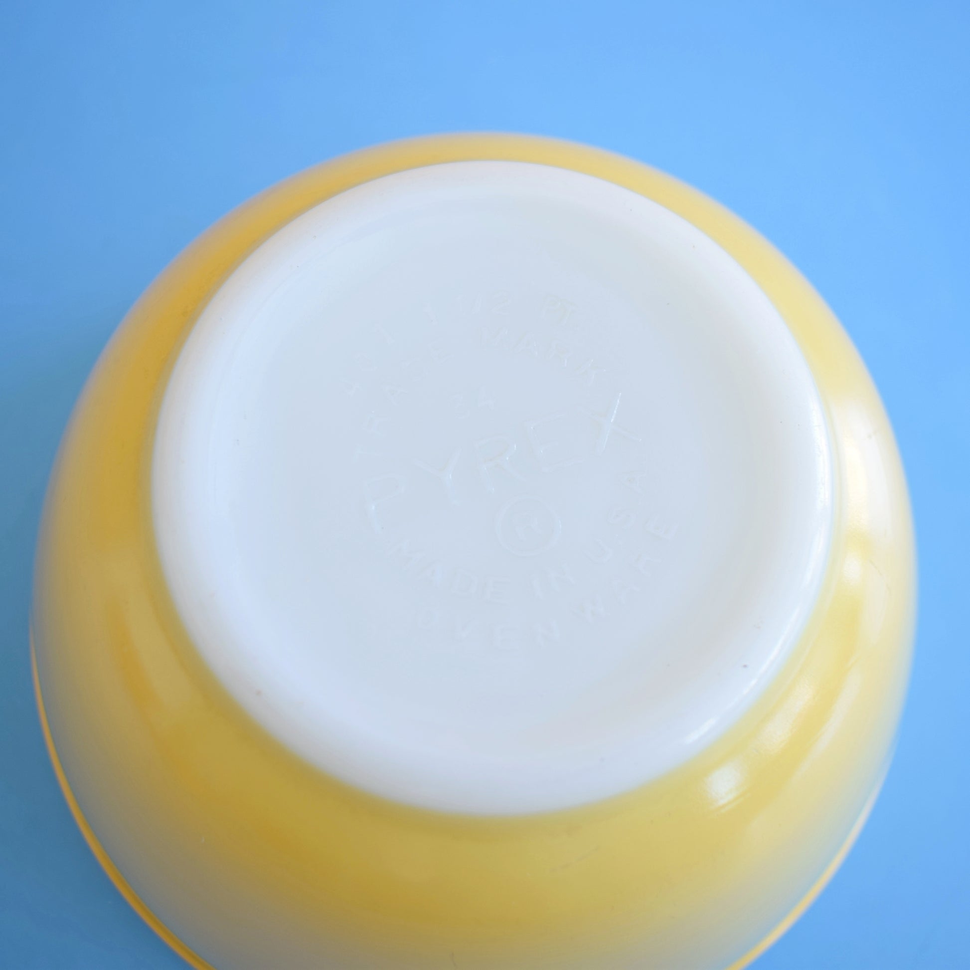 Vintage 1950s Pyrex Mixing Batter 401 Bowl - Custard Yellow - 1.5pt by Vintage