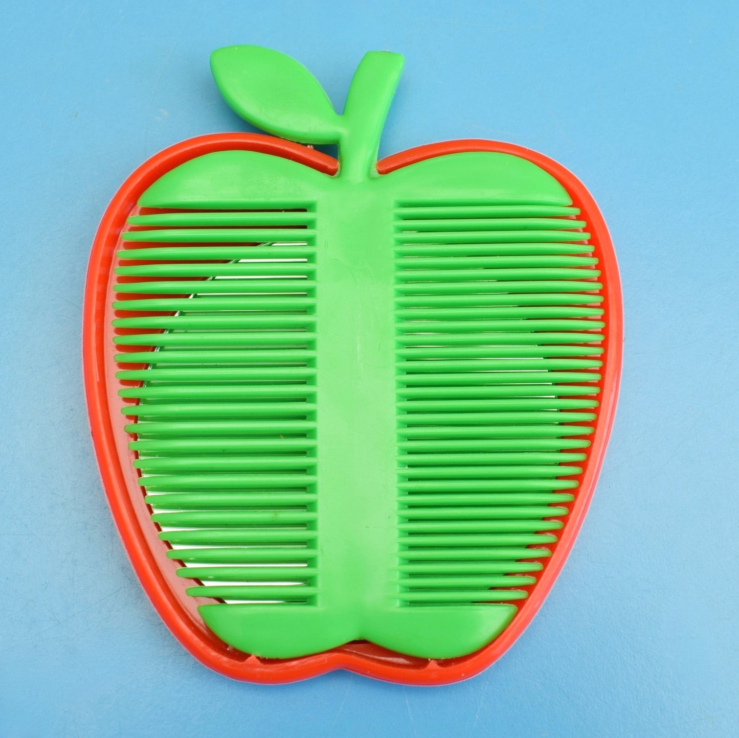 Vintage 1970s Apple Shaped Pocket Mirror/ Comb - pPlastic by Vintage