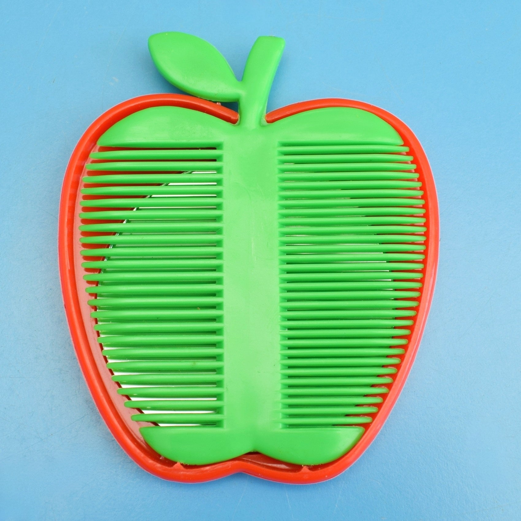 Vintage 1970s Apple Shaped Pocket Mirror/ Comb - pPlastic by Vintage
