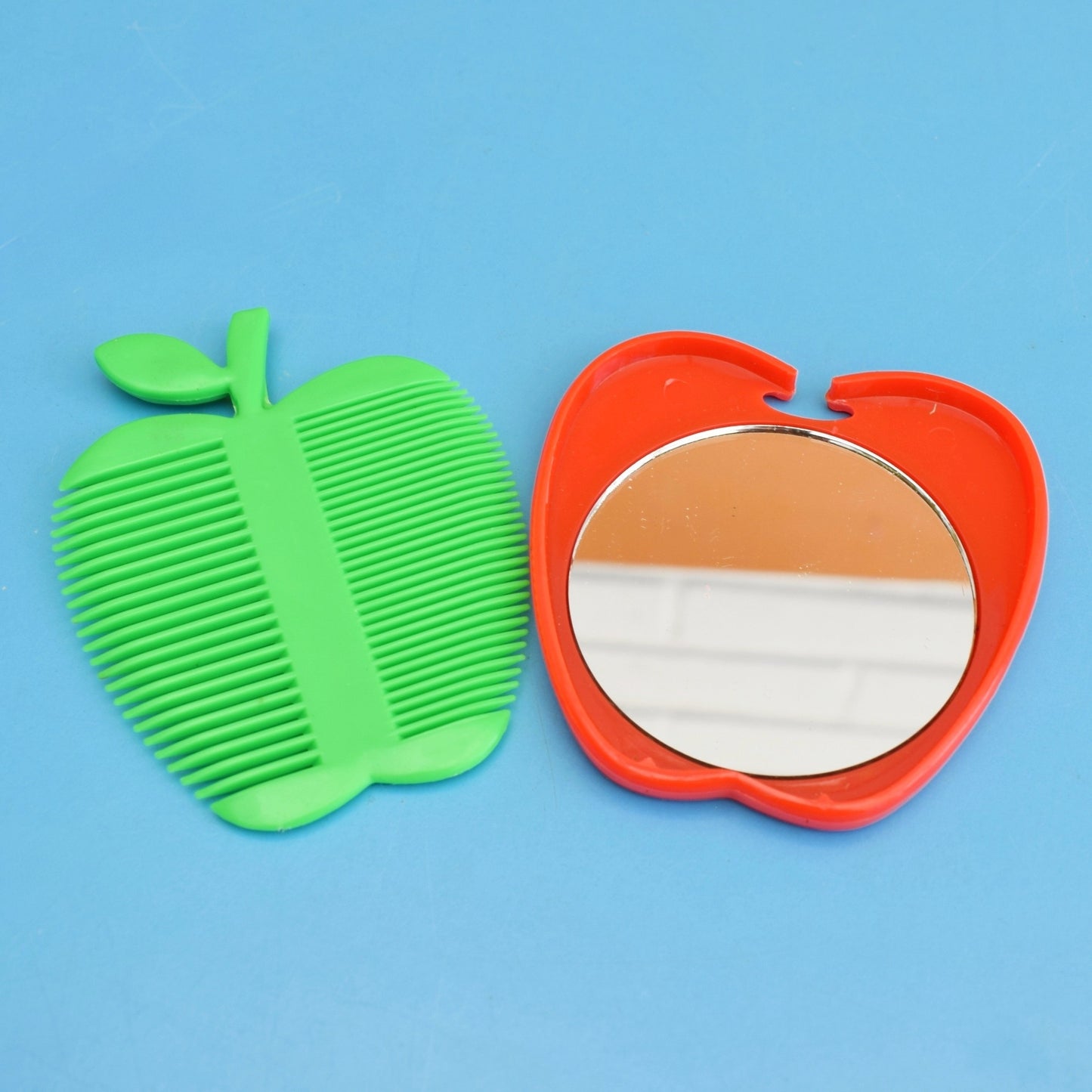 Vintage 1970s Apple Shaped Pocket Mirror/ Comb - pPlastic by Vintage