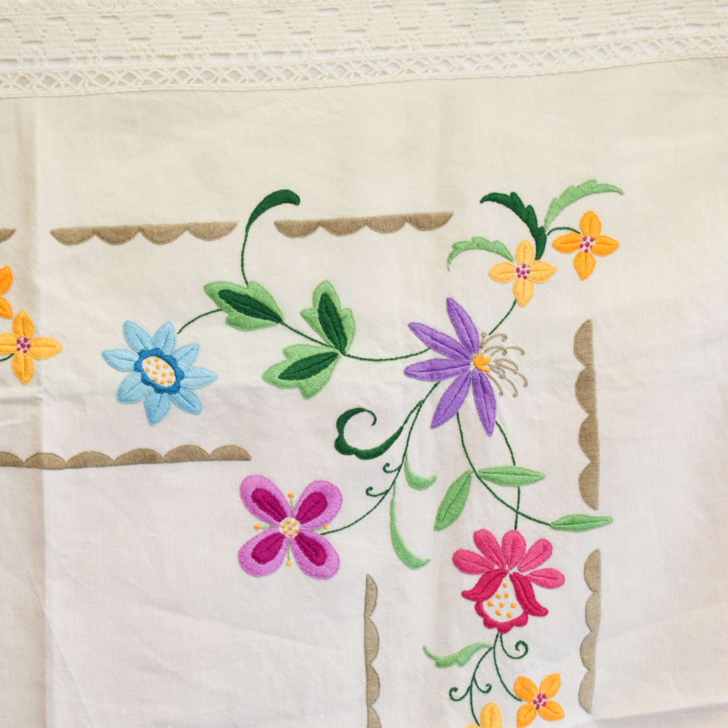 Vintage 1960s Embroidered Tablecloth - Flowers
