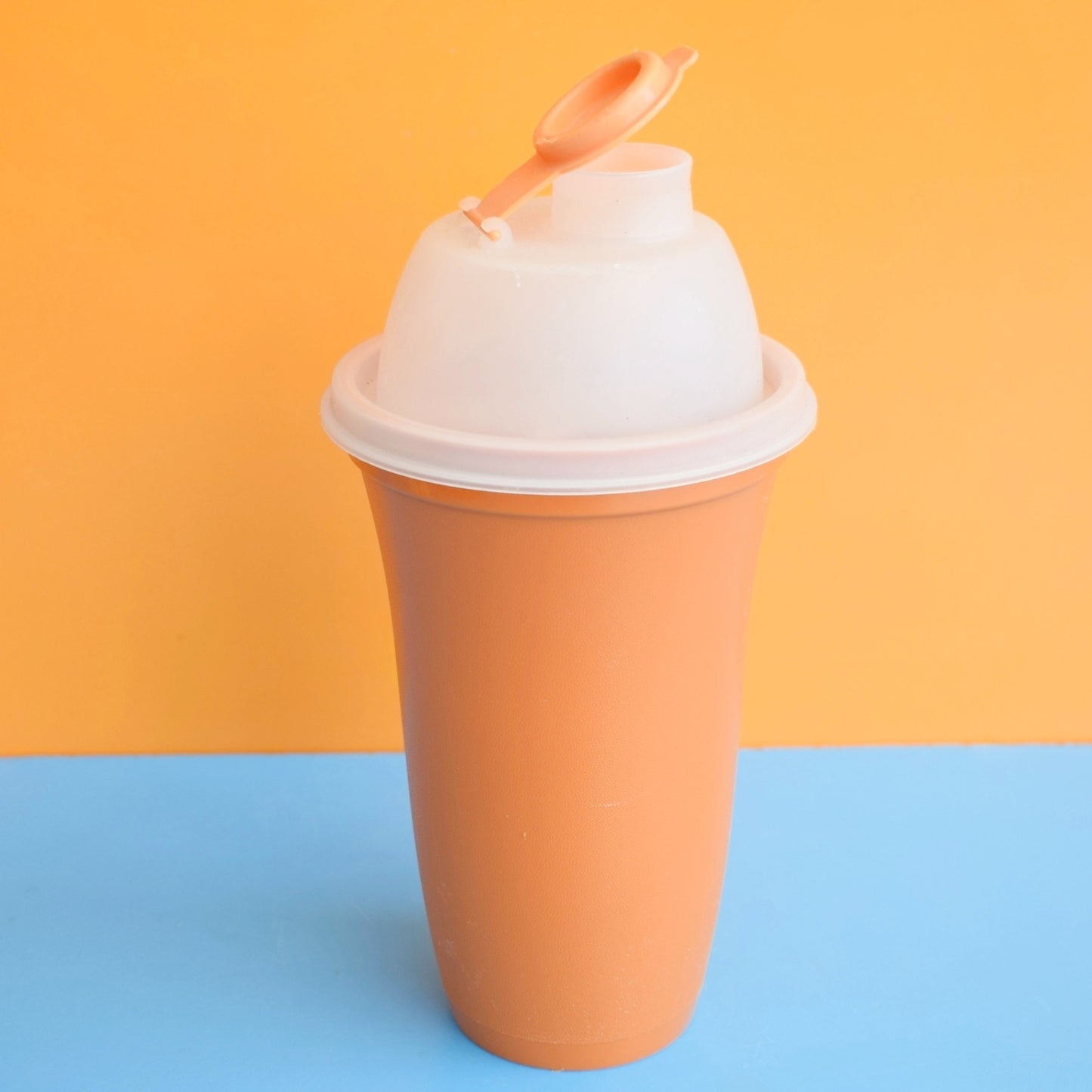 Vintage 1970s Tupperware Quick Shake / Mixer Beaker .