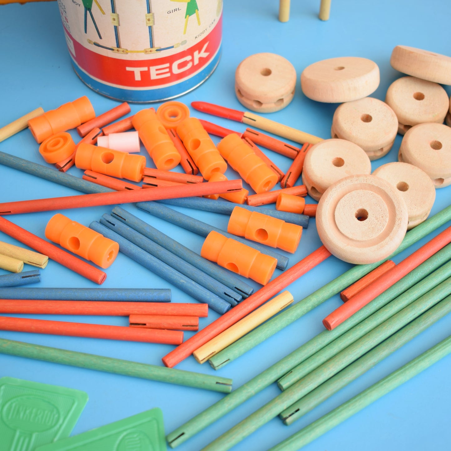 Vintage 1960s TinkerToy - Wooden / Plastic Building Toy