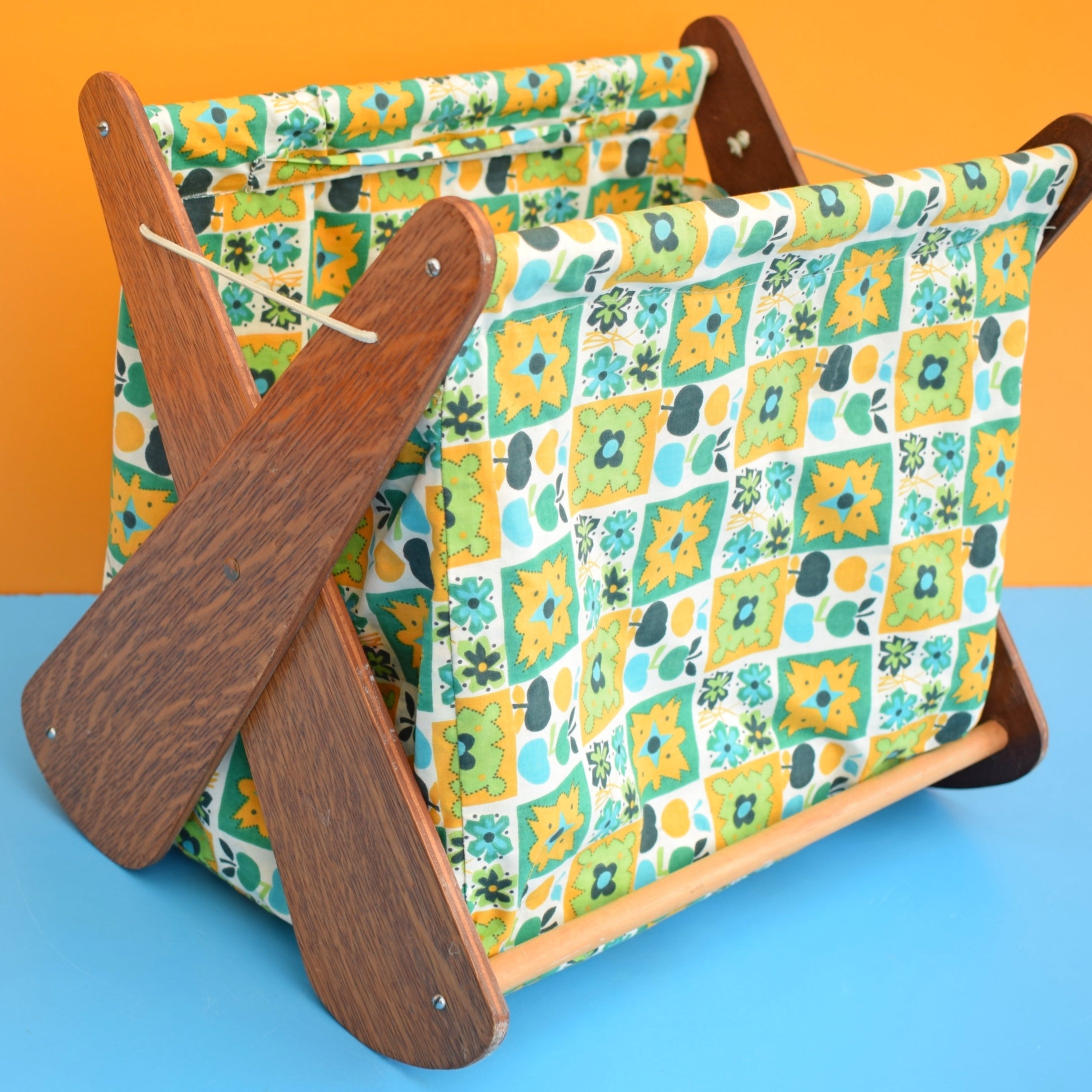 Vintage 1960s Knitting Storage / Mag Rack . – Pineapple Retro