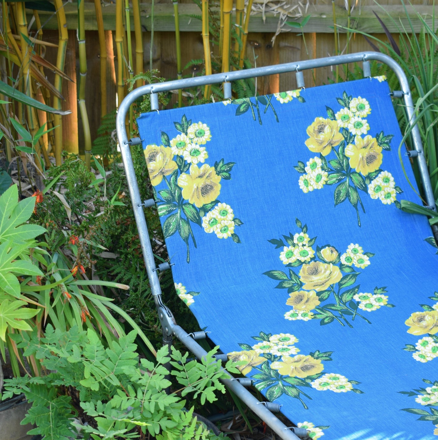 Vintage 1970s Garden Sun Lounger - Blue & Yellow Flowers . by Vintage