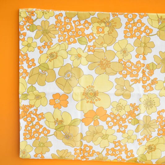 Vintage 1970s Pillowcase Pair - Flower Power .
