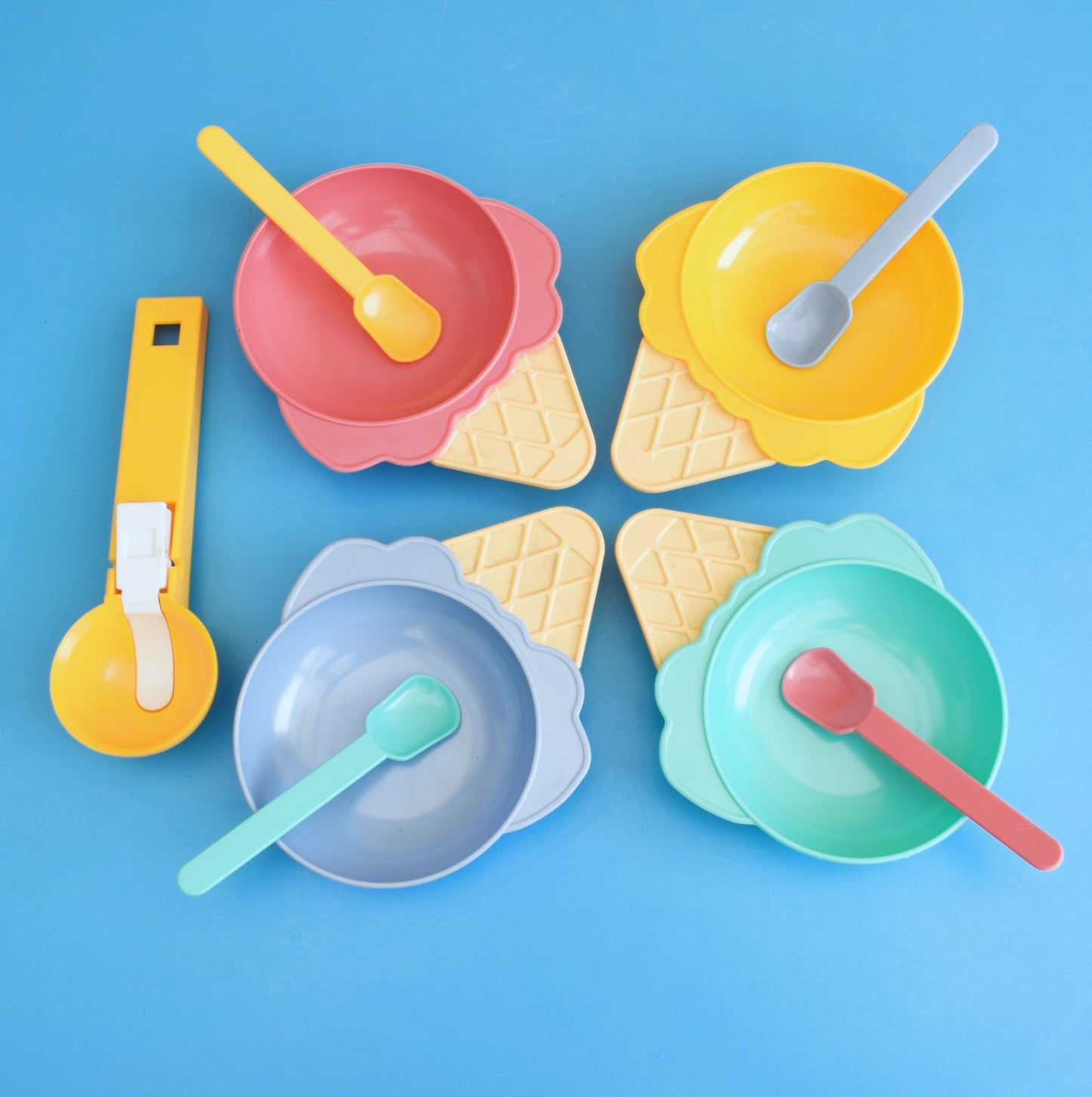 Vintage 1990s Plastic Ice Cream Bowls / Spoons / Scoop by Pineapple Retro