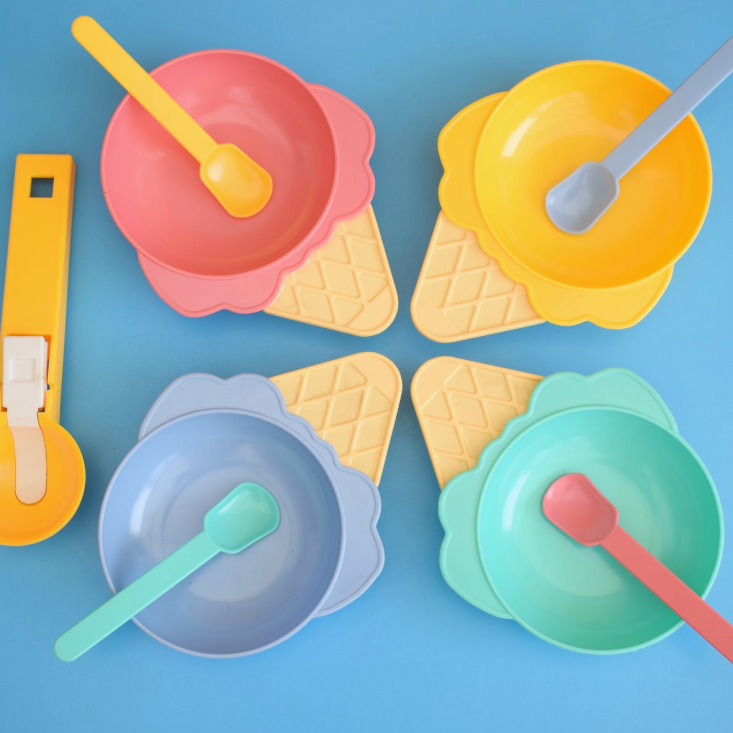 Vintage 1990s Plastic Ice Cream Bowls / Spoons / Scoop by Pineapple Retro