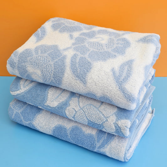 Vintage 1970s Cotton Bath Towel -Blue & White Floral