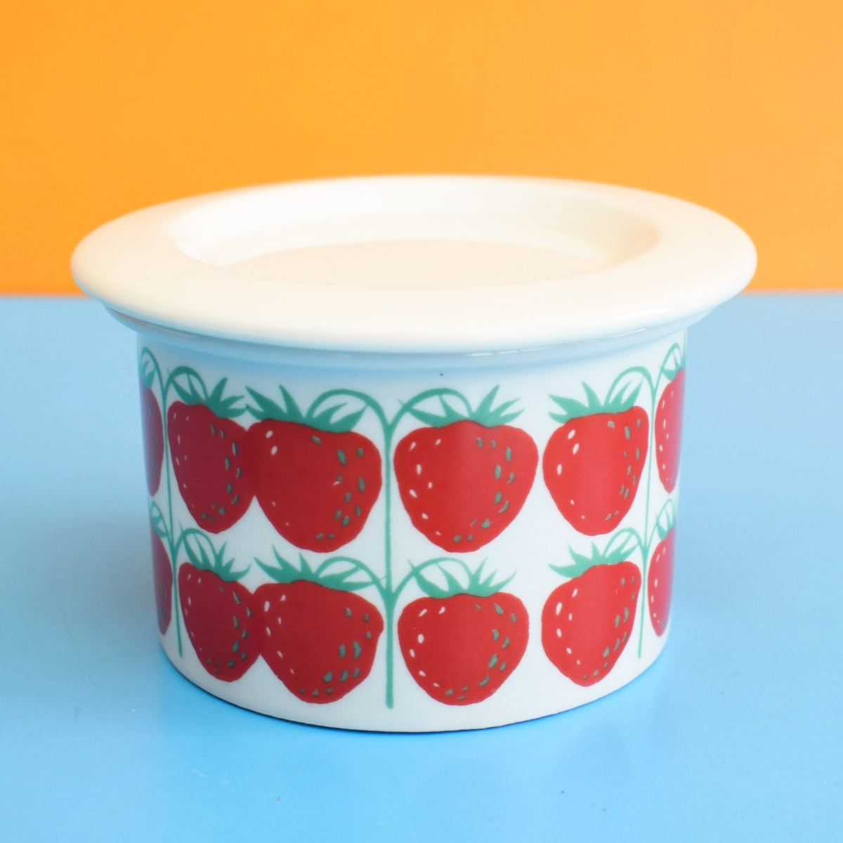 Vintage 1960s Ceramic Finel Arabia Pomona Pot - Strwberry by Pineapple Retro