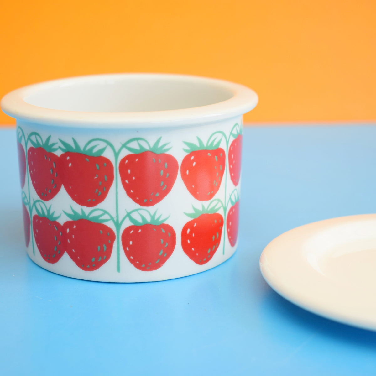 Vintage 1960s Ceramic Finel Arabia Pomona Pot - Strwberry by Pineapple Retro