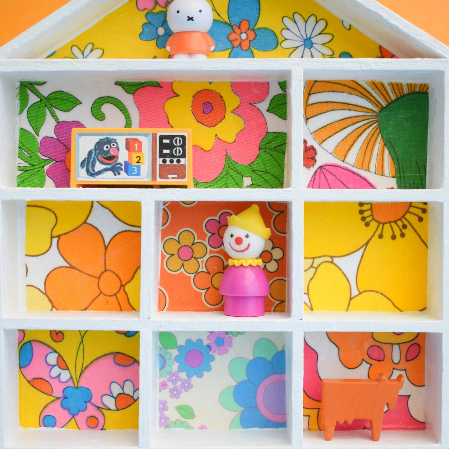 Vintage Retro Wooden House Display Unit - Wallpapered - Alice Apple