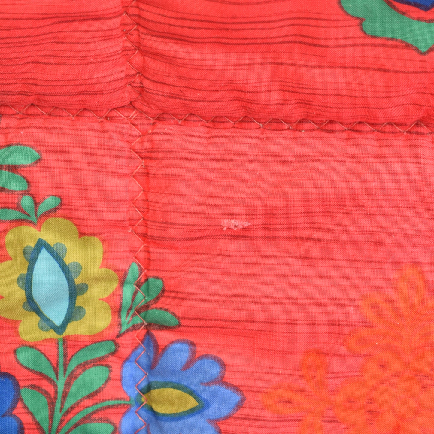 Vintage 1970s Eiderdown / Throw - Red Patterned