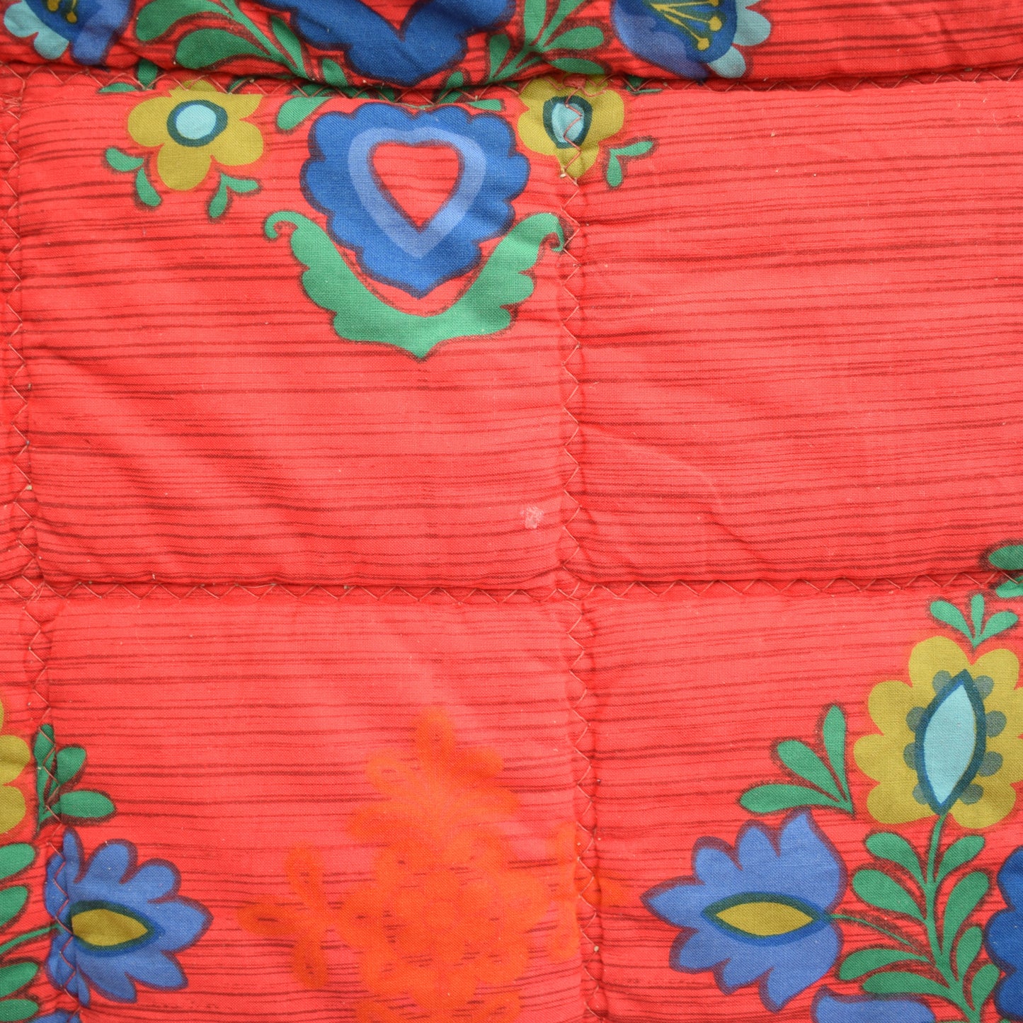 Vintage 1970s Eiderdown / Throw - Red Patterned