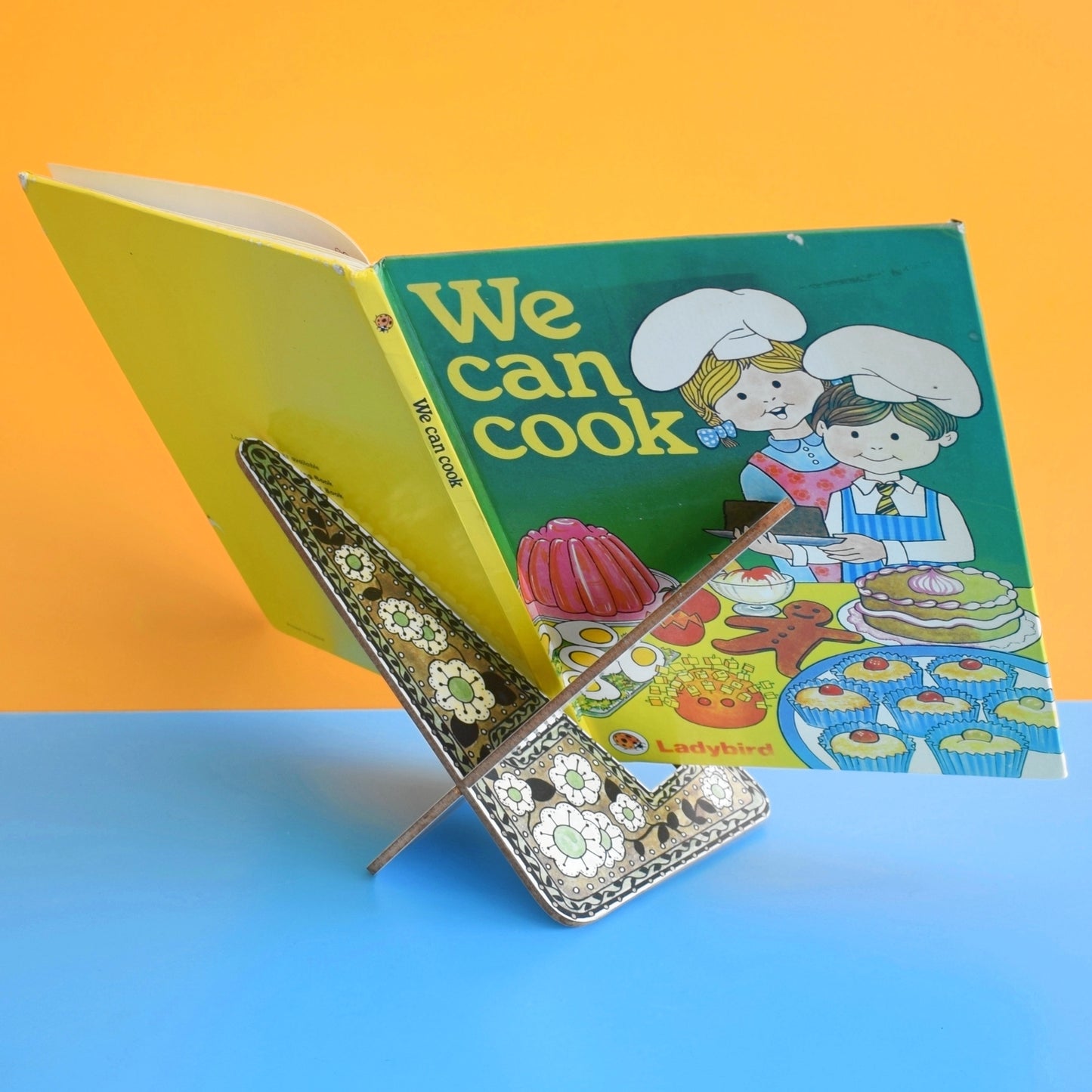 Vintage 1970s Flower Power Book / Ipad holder - Taunton Vale - Brown