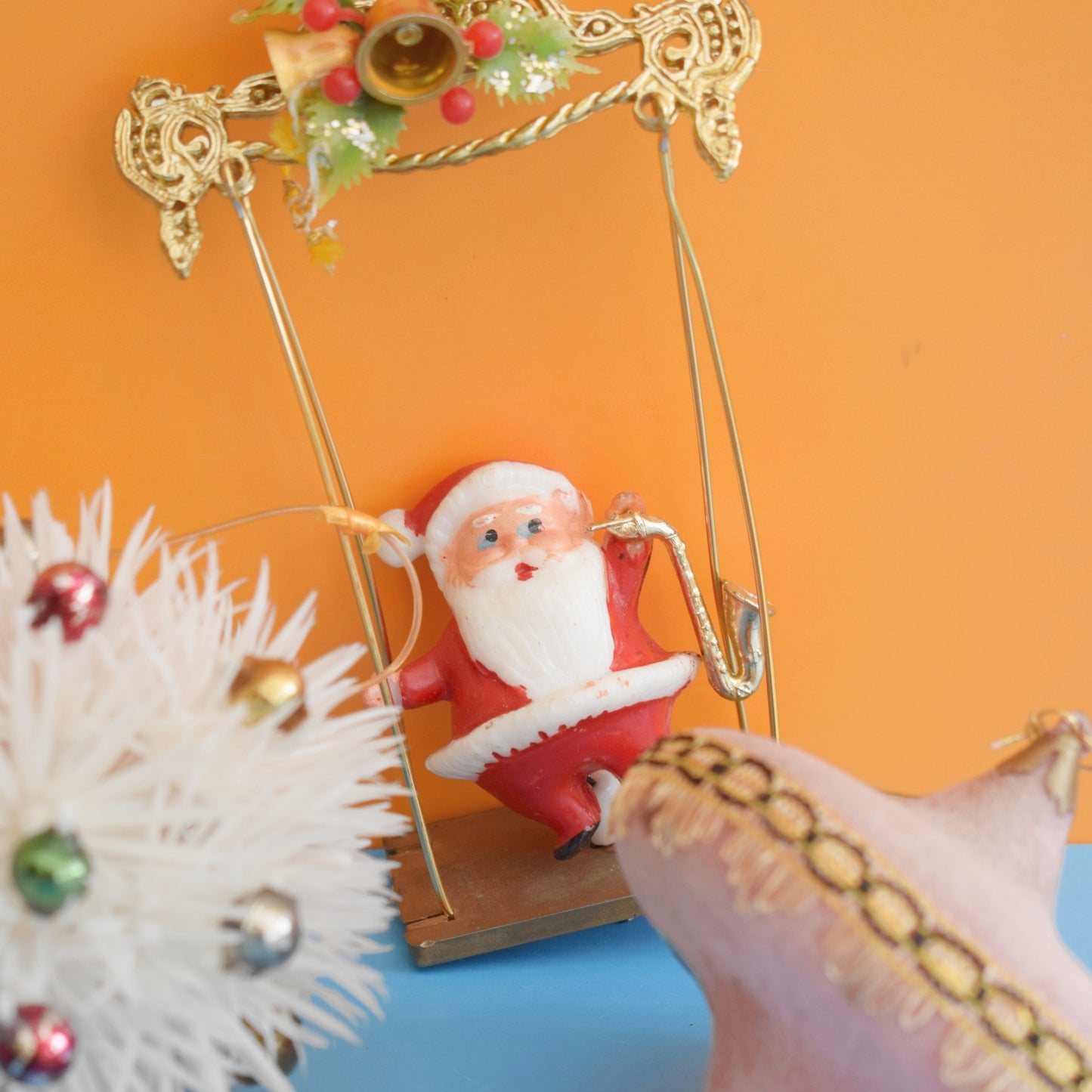 Vintage 1960s Kitsch Christmas Santa/ Persil Ball