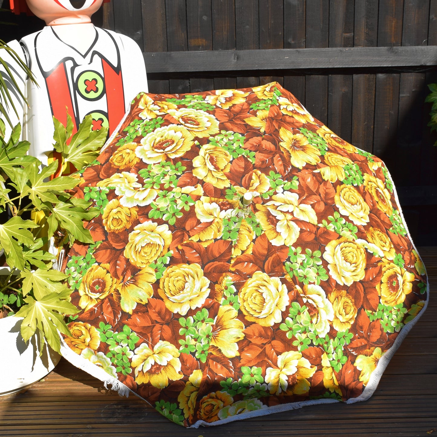 Vintage 1960s Garden Parasol - Flower Power - Yellow & Brown