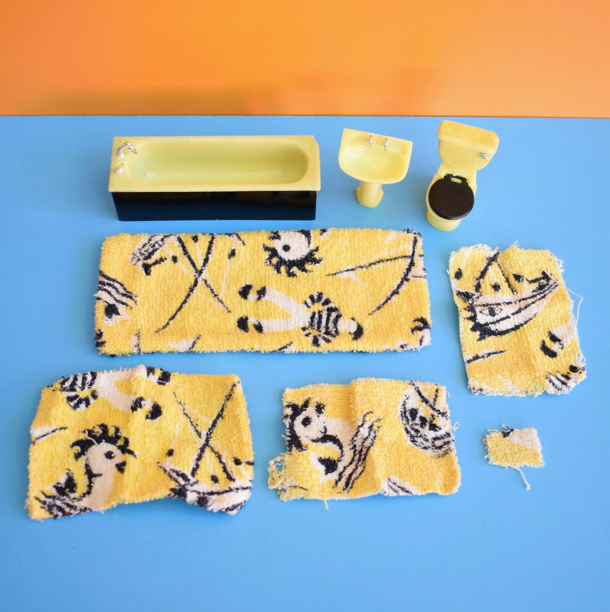 Vintage 1960s Plastic Bathroom Set - Lundby - Yellow & Black by Pineapple Retro