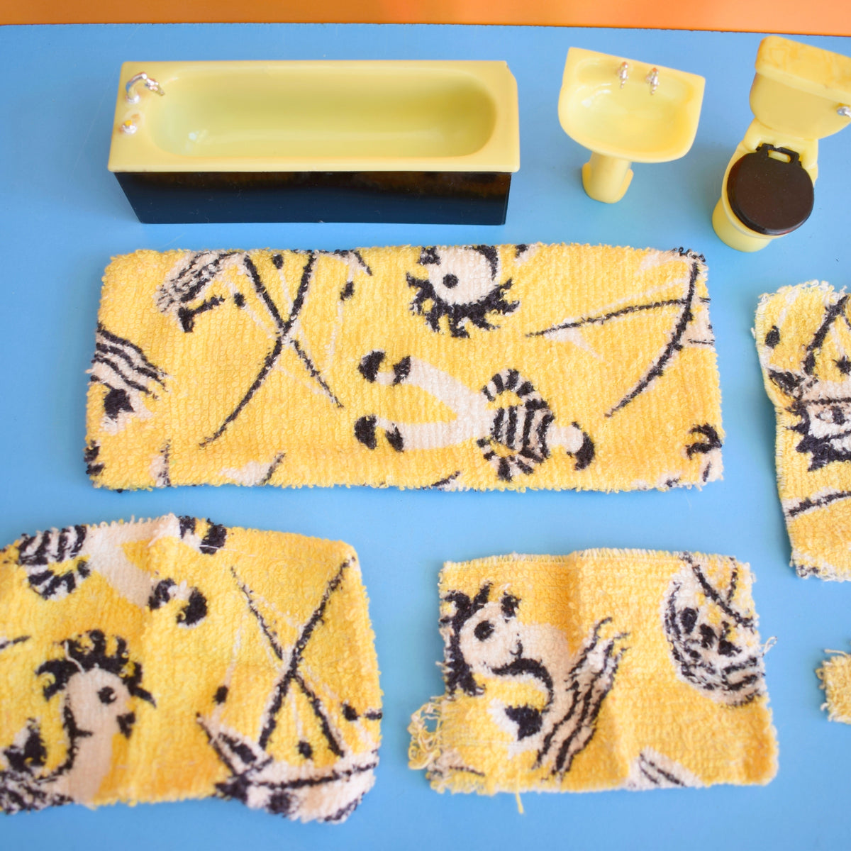 Vintage 1960s Plastic Bathroom Set - Lundby - Yellow & Black by Pineapple Retro