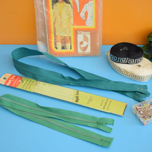 Vintage 1970s Sewing Bits- Zips, Interfacing, Trim