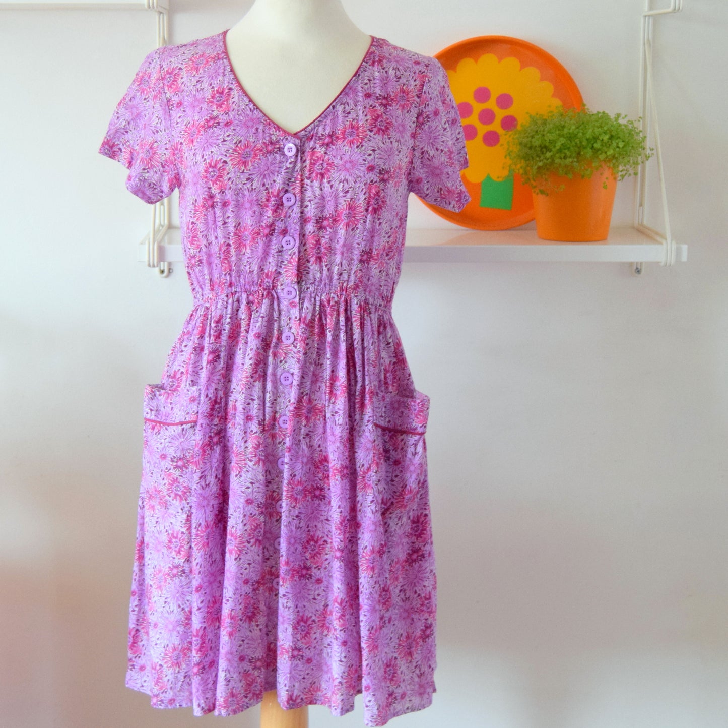 Vintage 1990s Fit & Flare Shorter Flower Power Dress - Sz 14 - Purple