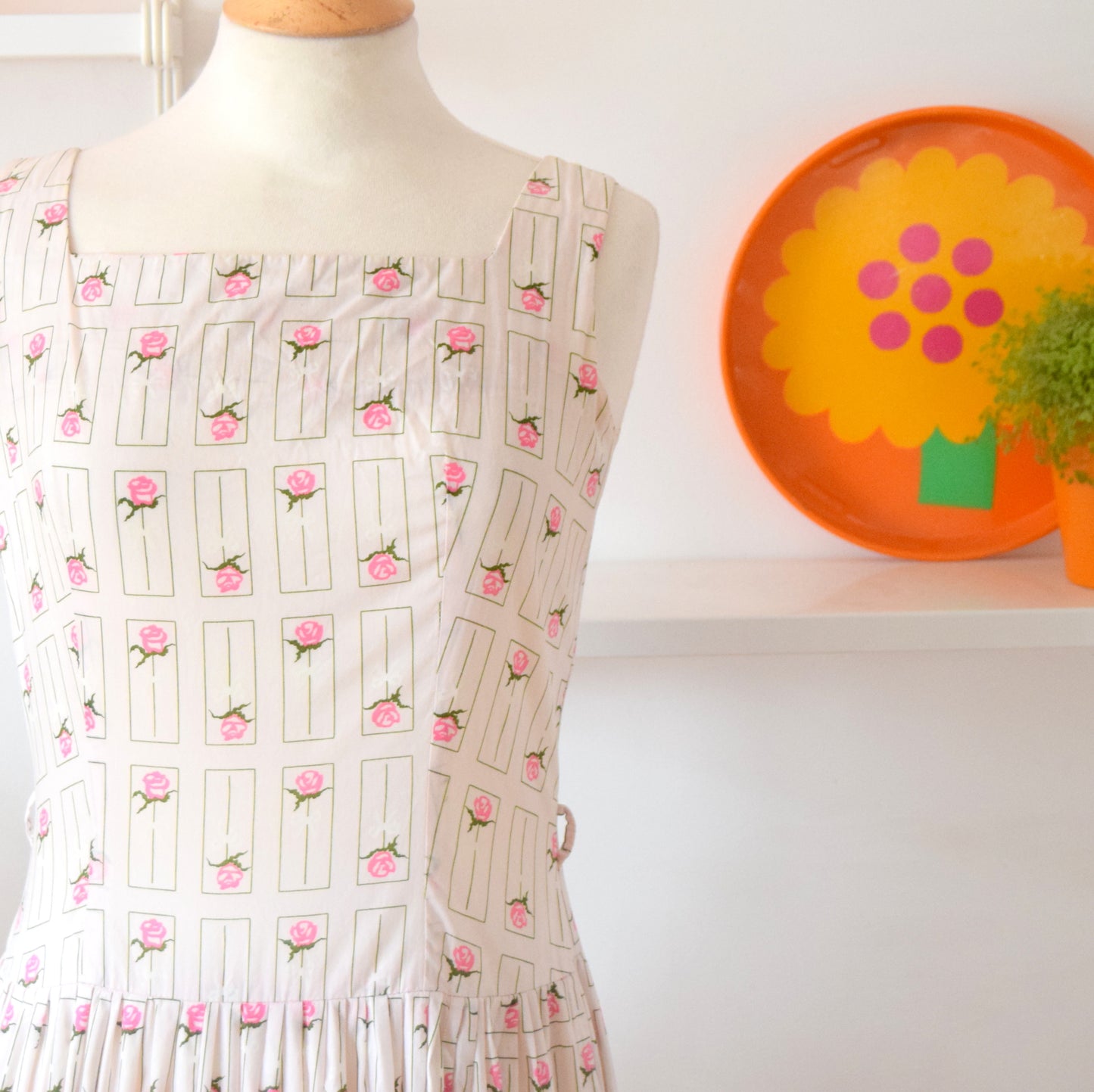 Vintage 1950s Pretty Fit & Flare Dress - Roses - Pink -  size 12 ish