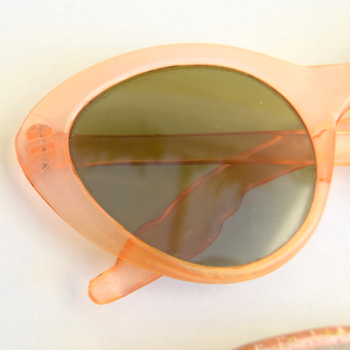 Vintage 1950s Cats Eye Sun Glasses & Case - Lucite Frames - Peach