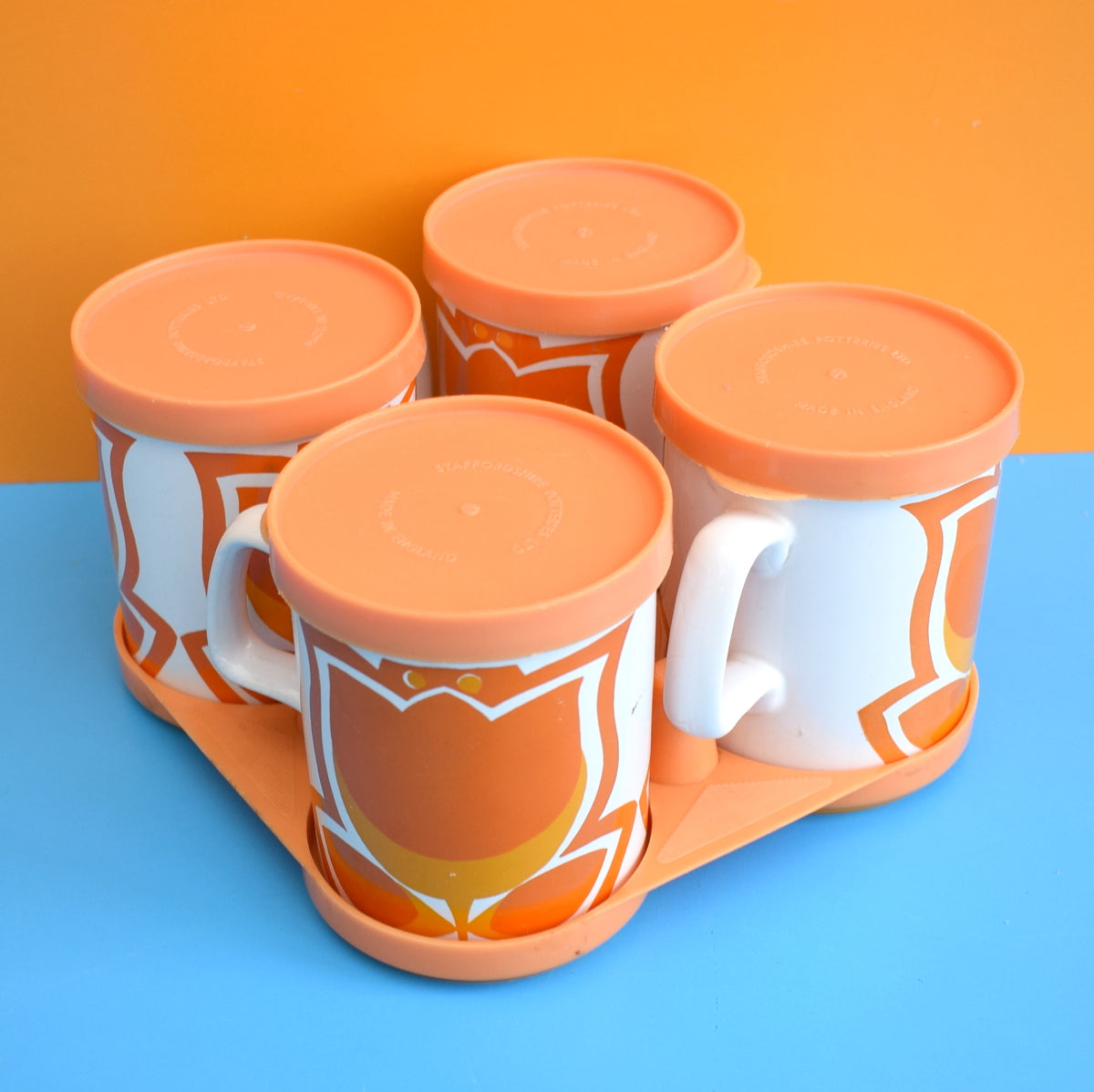 PICHET ET MUGS Mobil oranges Arcopal vintage EUR 27,00 - DE PICHET ET MUGS Mobil oranges Arcopal vintage EUR 27,00 - DE