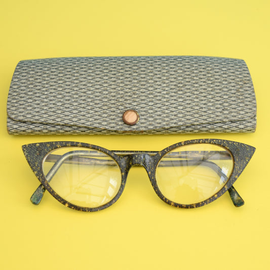 Vintage 1950s Cats Eye Reading Glasses & Case - Lucite Frames