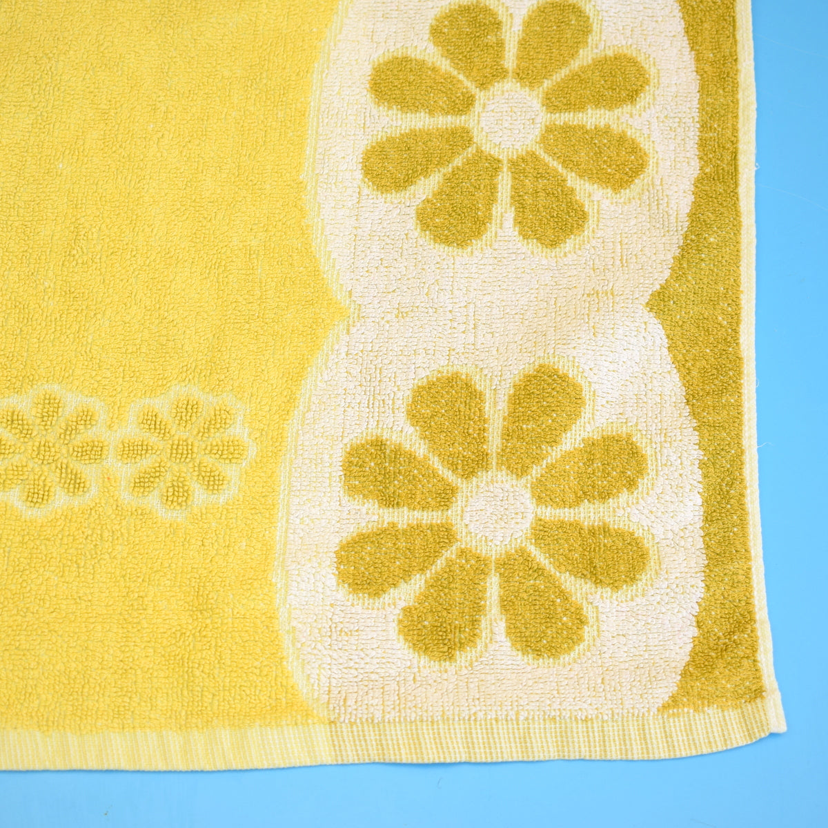 Vintage 1960s Cotton Bath Towel - Flower Power - Lime