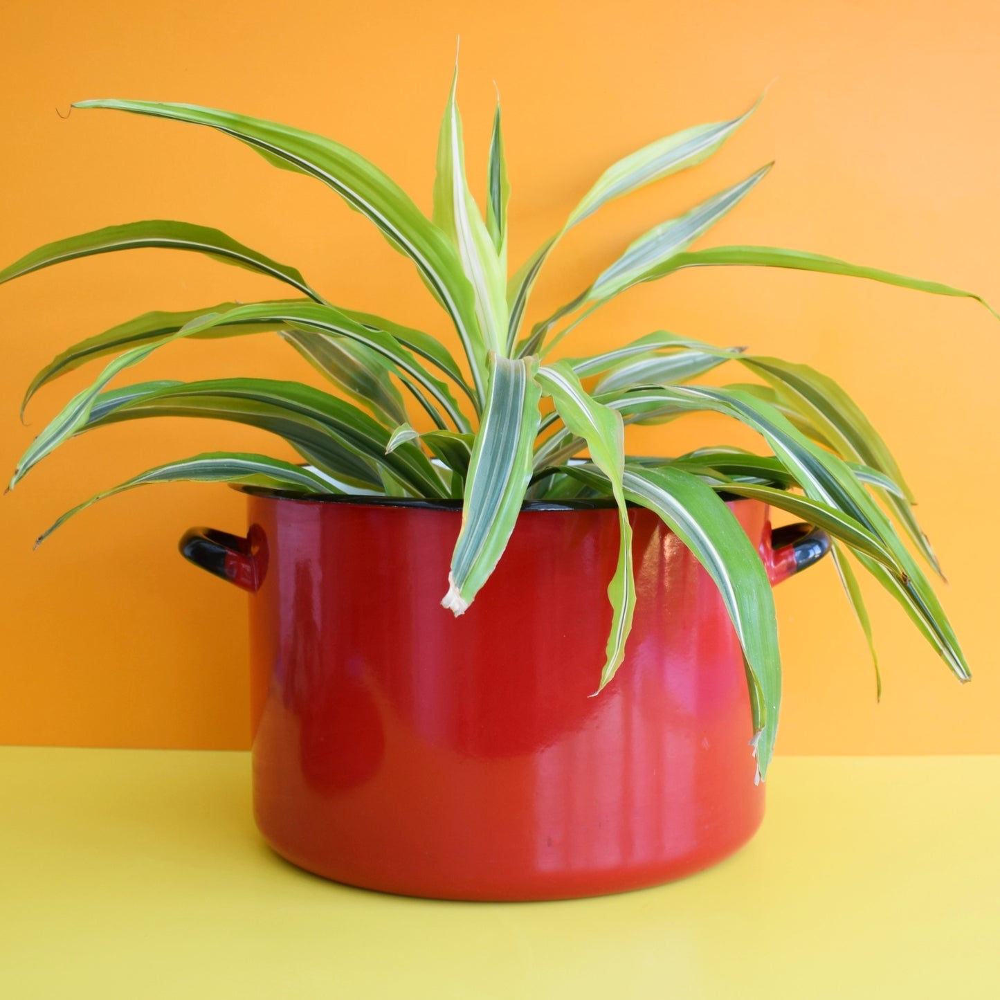 Vintage 1970s Large Enamel Bread/ Casserole