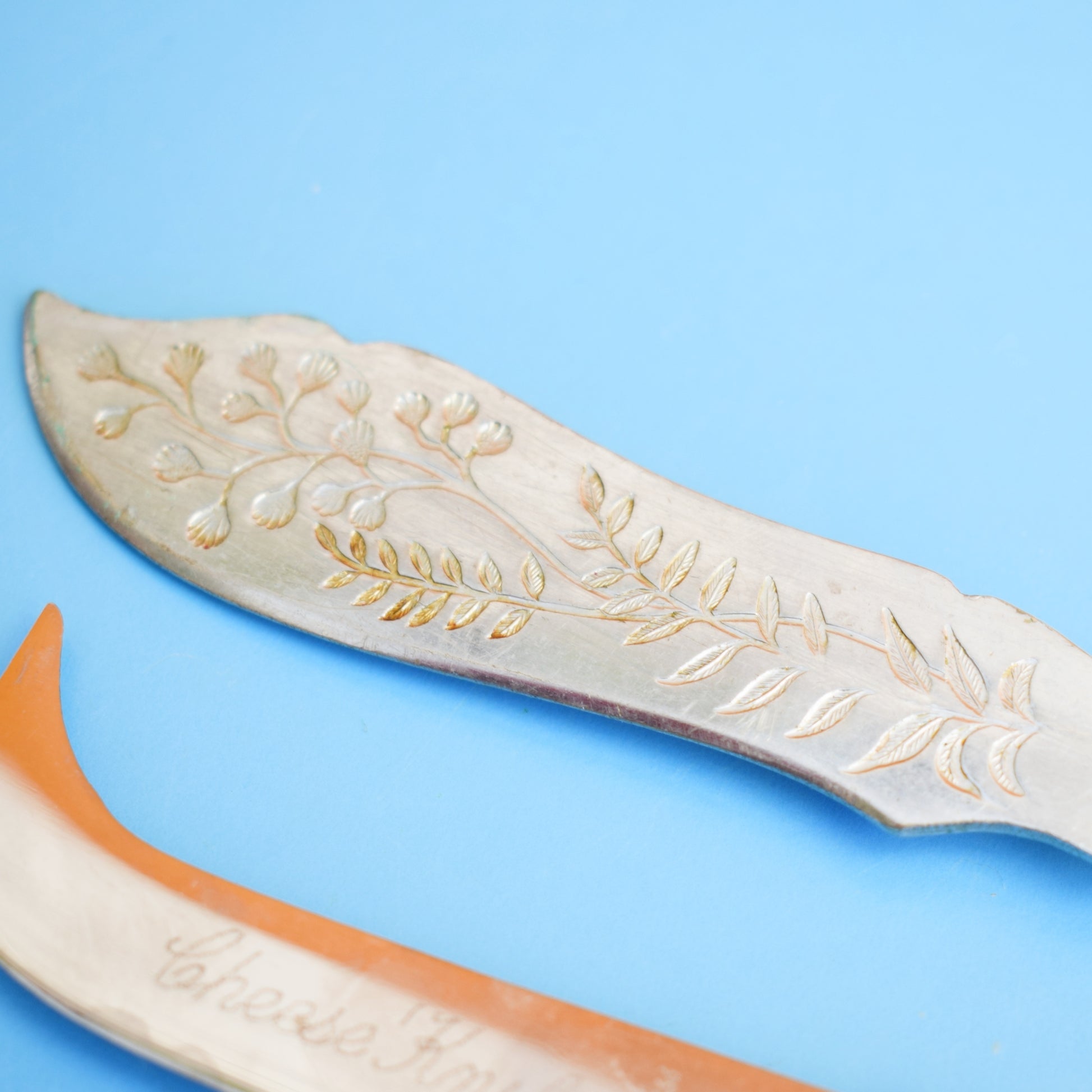 Vintage 1960s Carved Butter & Cheese Knives by Vintage
