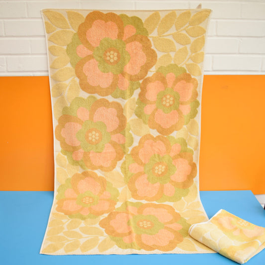 Vintage 1960s Cotton Towel Set - Flower Power by Pineapple Retro