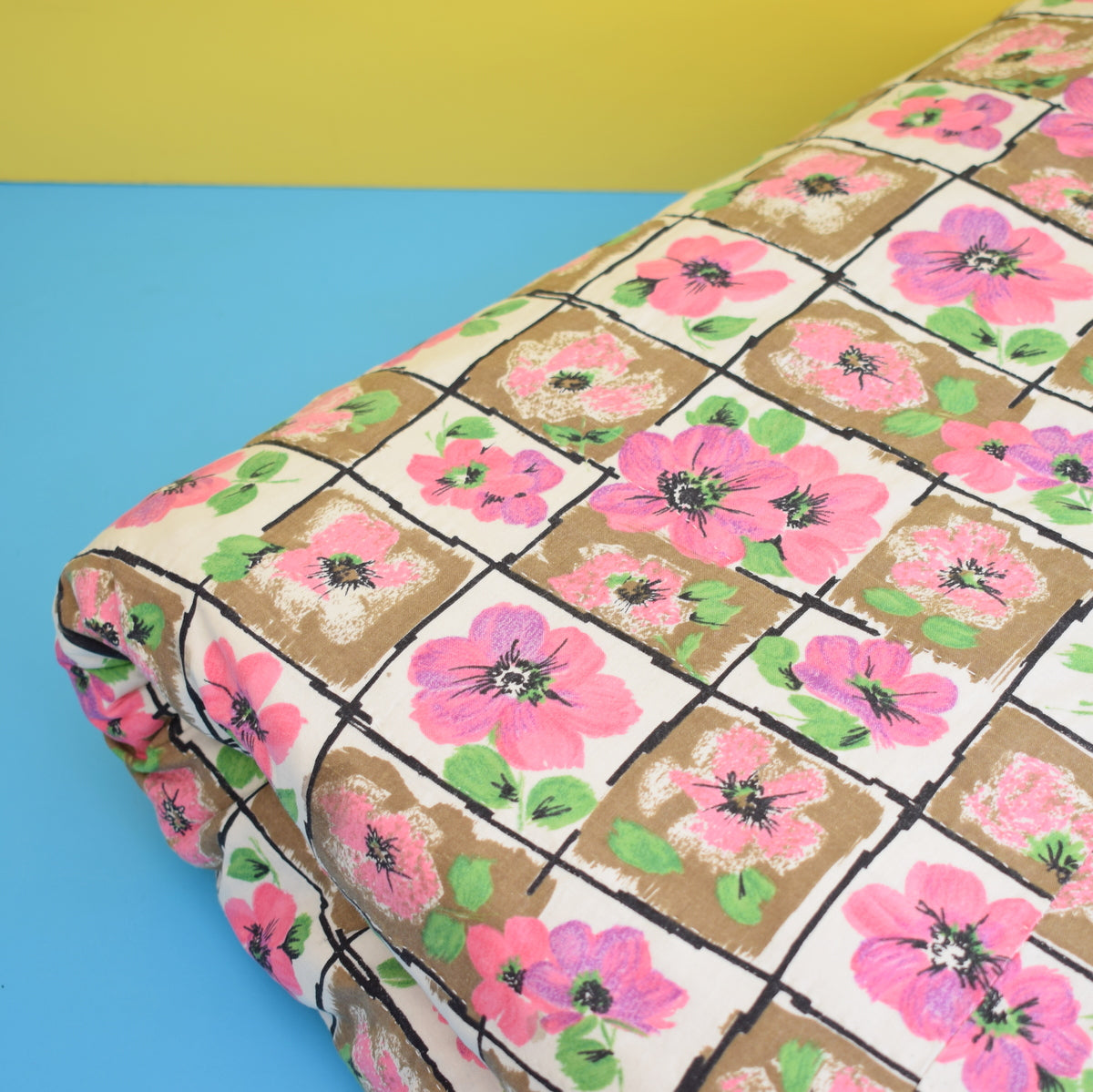 Vintage 1950s Cotton Fabric Quilt / Eiderdown - Flowers (Reversible)