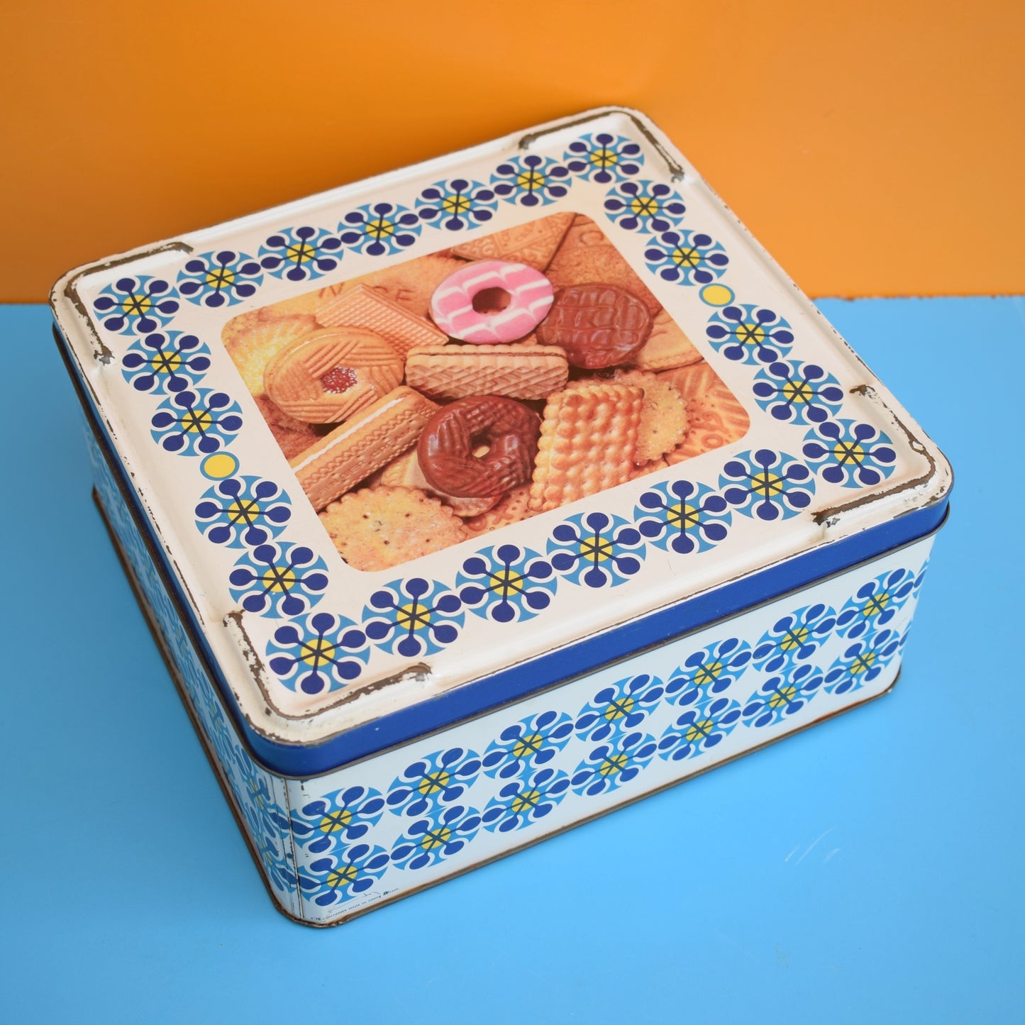 Vintage 1960s Large Biscuit Tin - Blue FLowers
