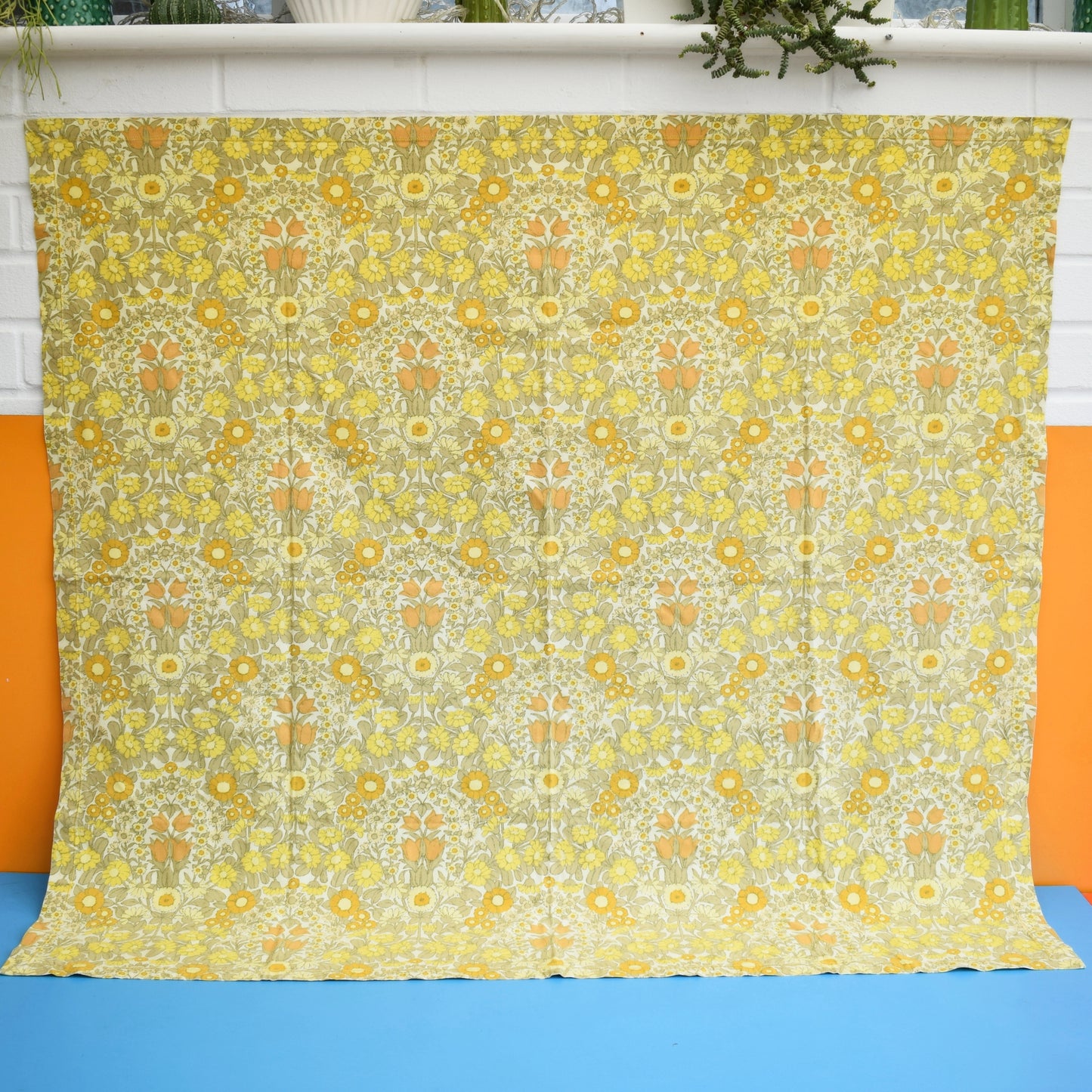 Vintage 1970s Pat Albeck - Daisy Chain Tablecloth - Yellow