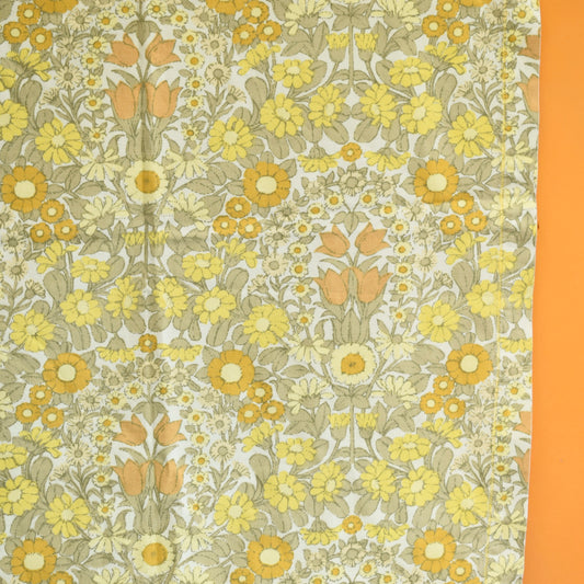 Vintage 1970s Pat Albeck - Daisy Chain Tablecloth - Yellow by Vintage