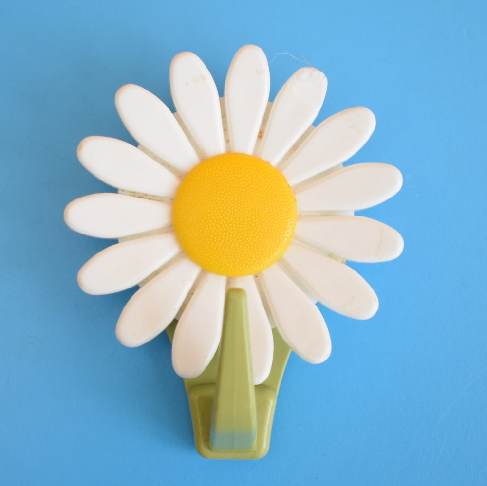Vintage 1970s Plastic Flower Power Daisy Hook - Yellow & White