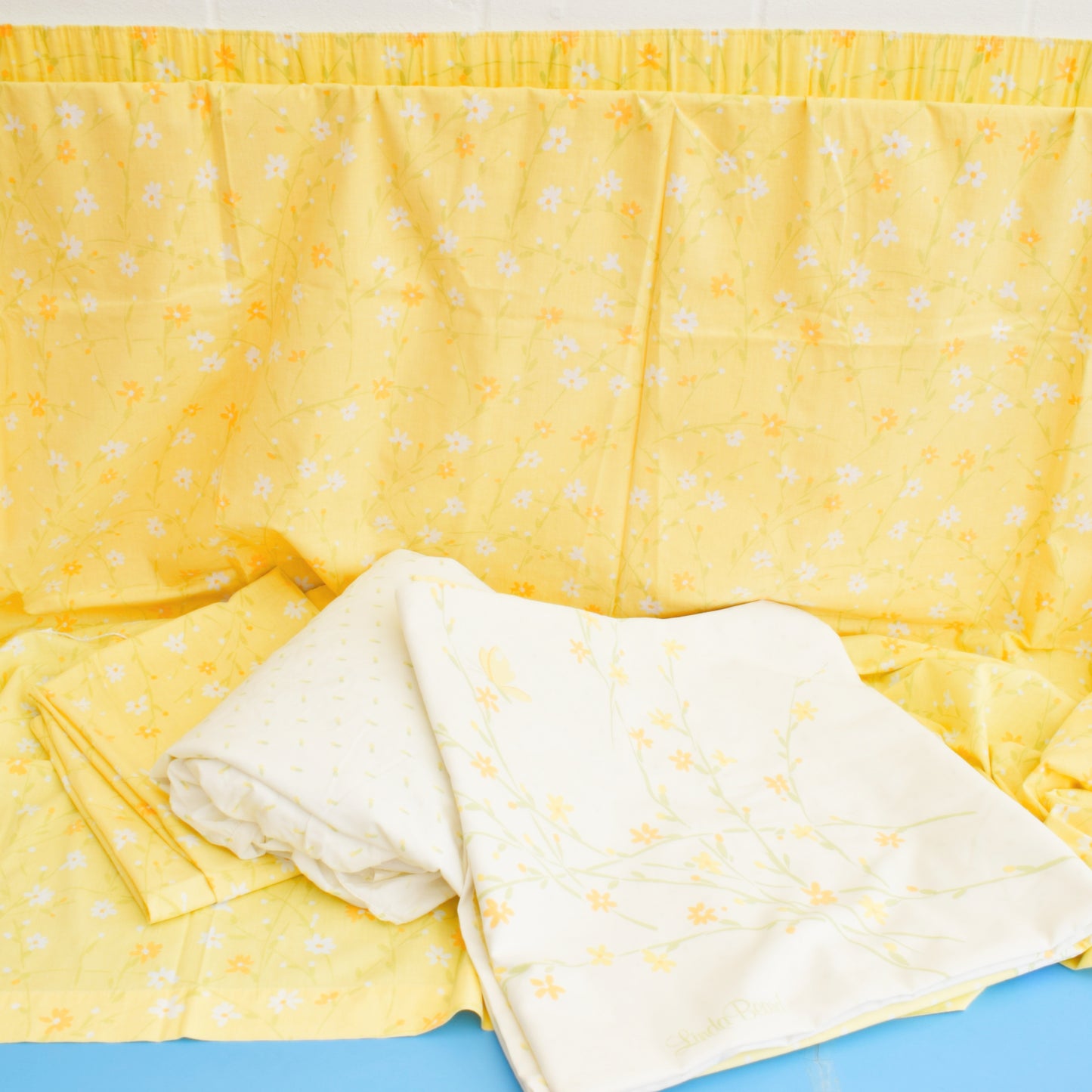 Vintage 1980s Linda Beard Bedding / Curtains - Yellow