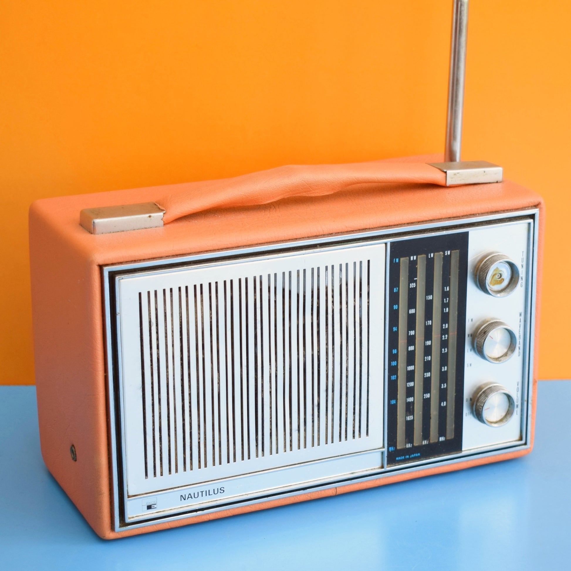 Radio-réveil à bascule, concept de l'ère spatiale 2000 Radio-réveil à bascule, concept de l'ère spatiale 2000